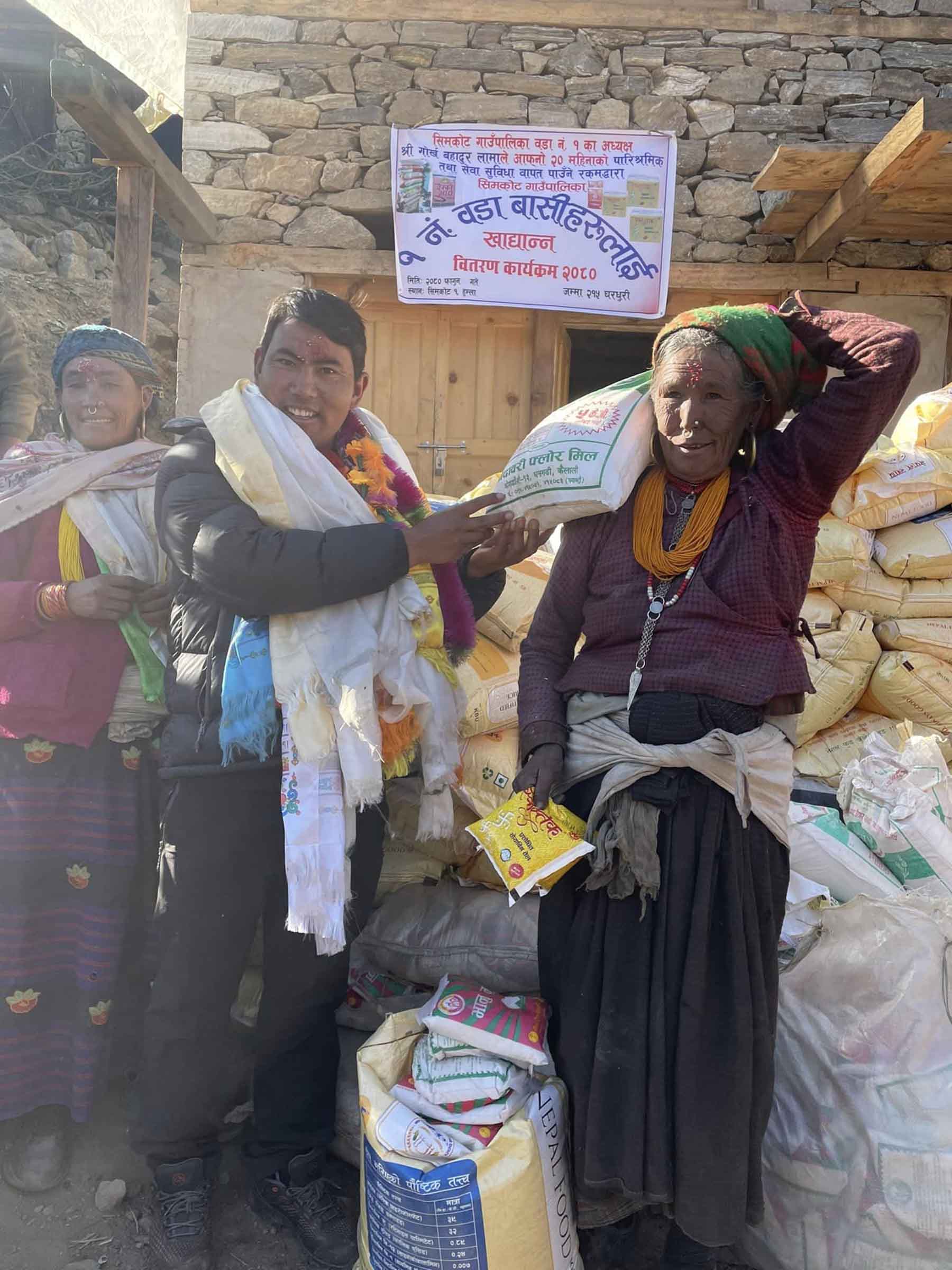 राहत बुझ्न पुगेका स्थानीय महिला